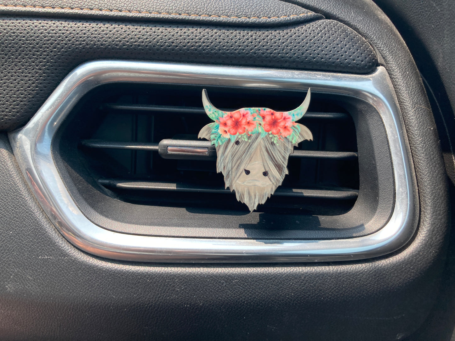 Summer Floral 2 (HC10) Highland Cow 2" Vent Clip
