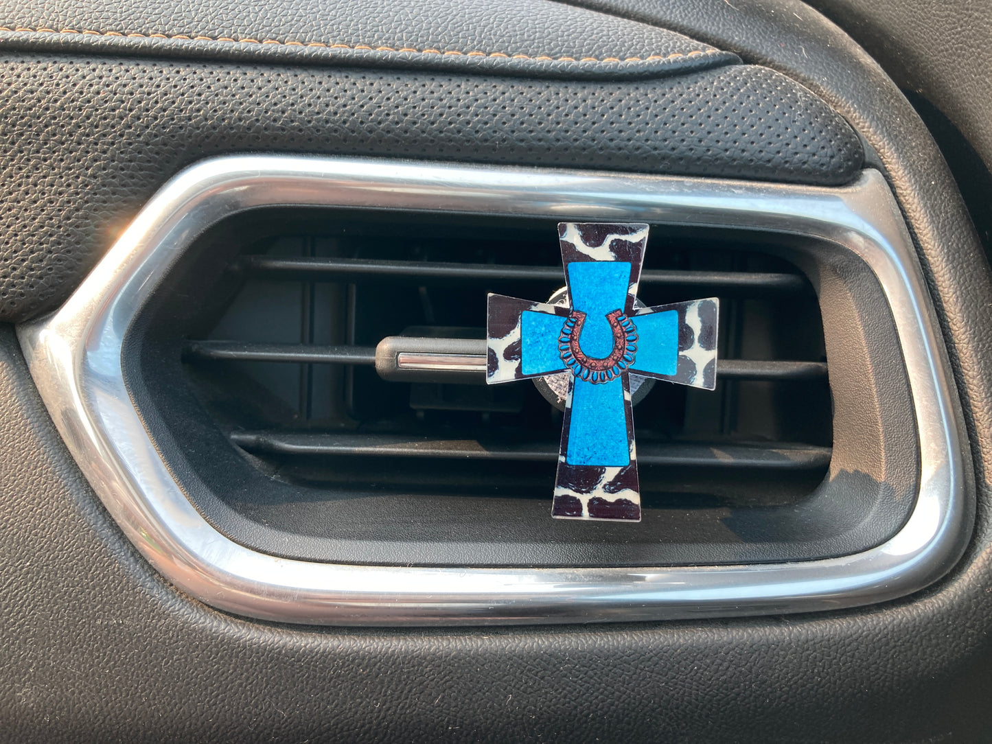 Horseshoe (CR15) Cross Acrylic 2" Vent Clip