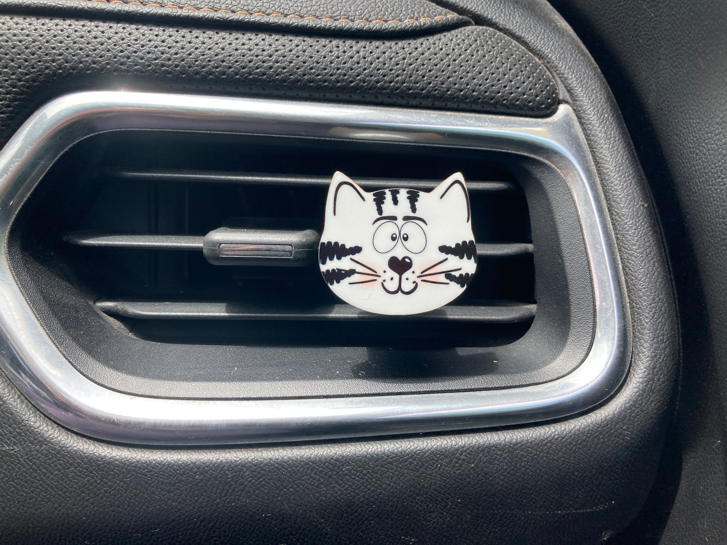 White Tabby (CH04) Cat Head 1.5" Vent Clip